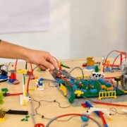 LEGO Serious Play und PLAYMOBIL pro Figuren auf einem Workshop-Tisch zur Visualisierung von Zusammenarbeit, Führung, Kultur und Organisationsentwicklung.
