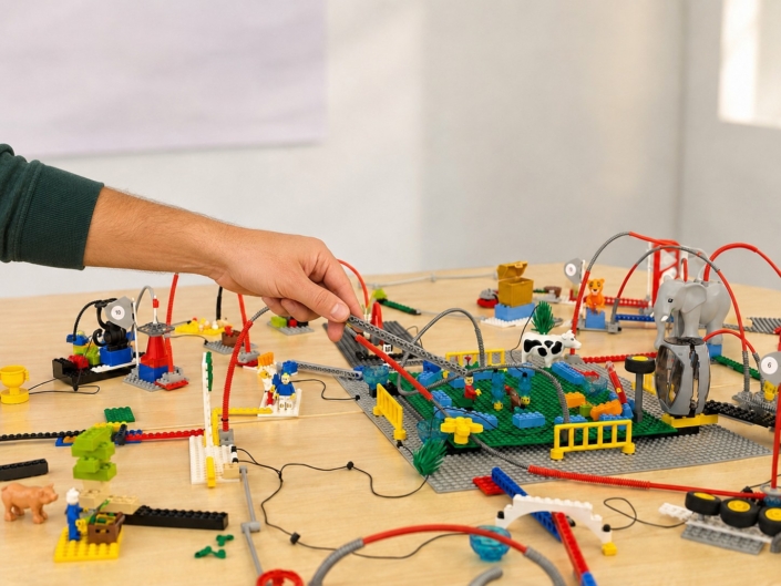 lego-serious-play-organisationsentwicklung-workshop LEGO Serious Play und PLAYMOBIL pro Figuren auf einem Workshop-Tisch zur Visualisierung von Zusammenarbeit, Führung, Kultur und Organisationsentwicklung.